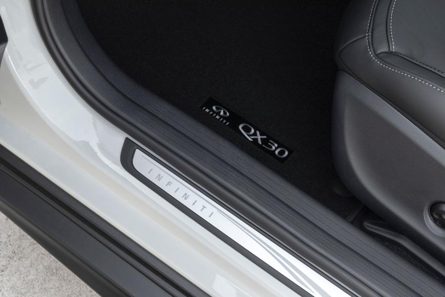 Детали интерьера Infiniti QX30 2.0t AWD Sport 2018 года  (AU) (фото 14 из 34)